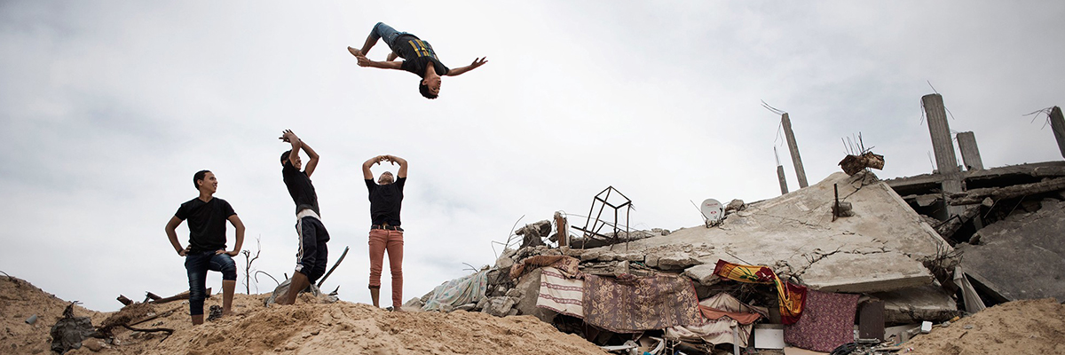 Adolescentes pratican parkour, maniobras de atletismo alrededor de obstáculos, en Gaza- Foto Unicef