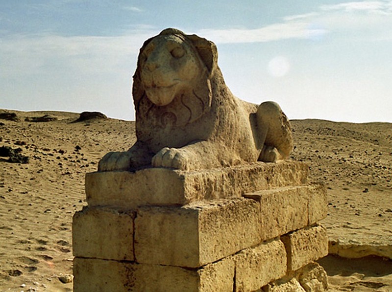 Estatua de león en el desierto