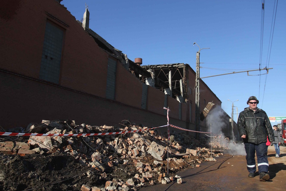 Bombero en ruinas provocadas por meteorito de Chelyabinsk- Xinhua/Ria
