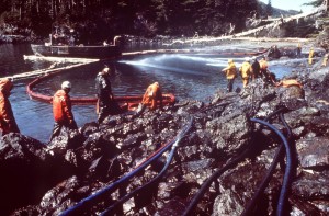 Trabajadores limpiando petroleo de las rocas de Alaska tras el derrame del Exxon Valdez- EFE