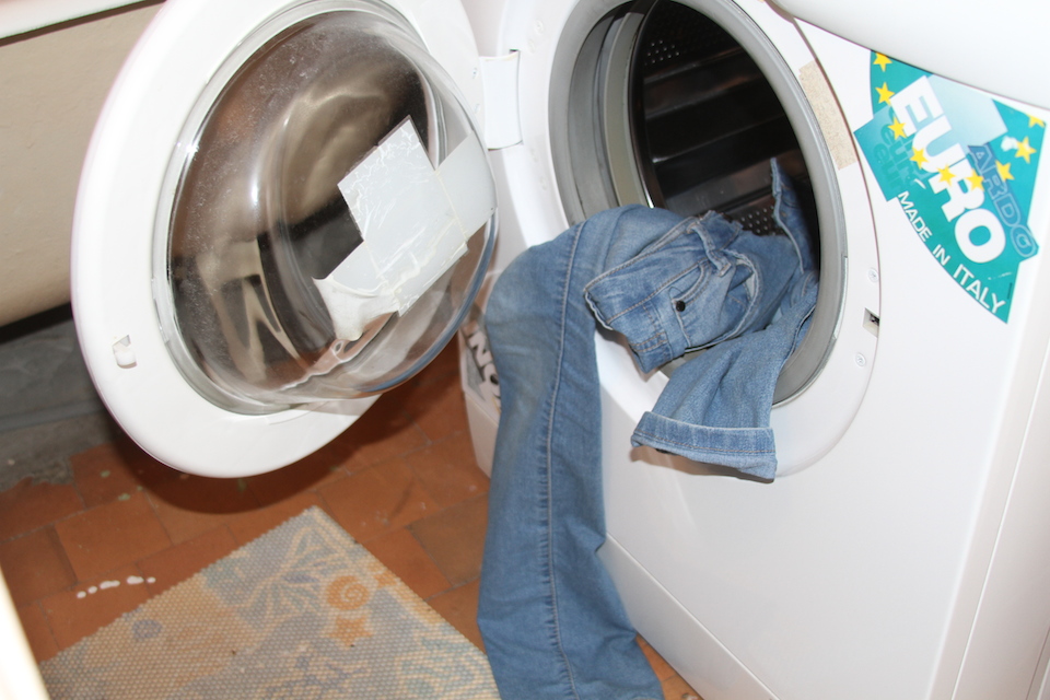 Pantalón de mezclilla que se mete a la lavadora- Wikihow