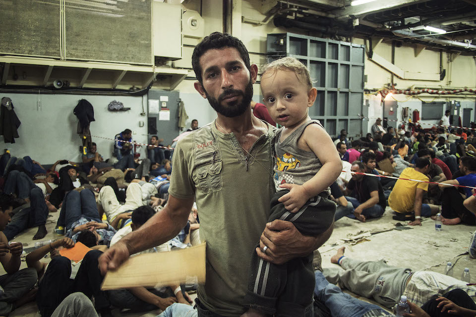 Padre sirio con su hijo de un año, en un barco con migrantes rescatados- Alfredo D'Amato, ACNUR