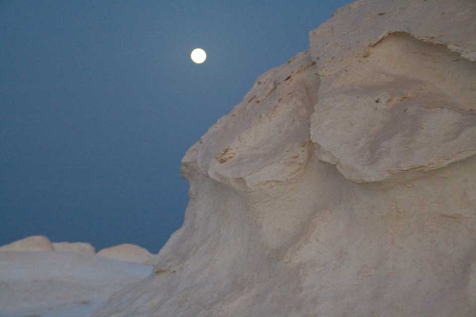 Luna llena en el Desierto Blanco, de Egipto- sutdiolum.com