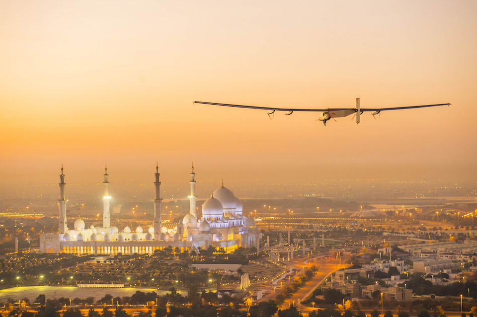 El Solar Impulse volando sobre Abu Dhabi