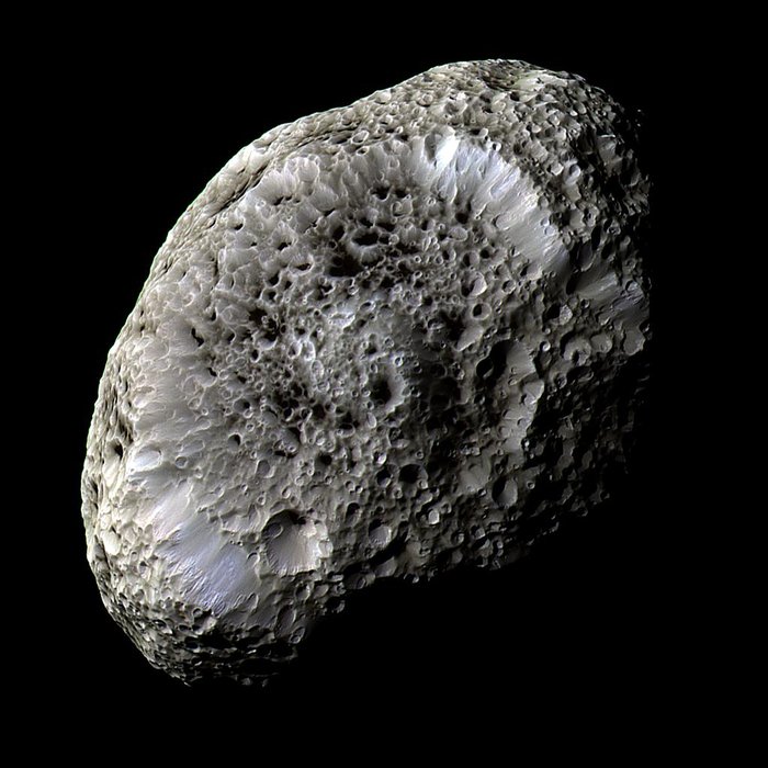 Hiperión, la luna esponjosa de Saturno
