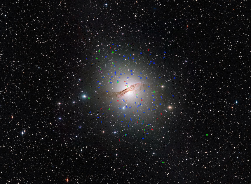Galaxia Centaurus A, NGC 5128, y sus extraños címulos globulares- ESO/Digitized Sky Survey, Reconocimiento a Davide de Martin