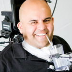 Un brazo robótico permite movimientos más fluidos en parapléjicos