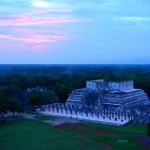 El Castillo, un cosmograma para ajustar el calendario anual maya. El Sol tiene su paso cenital el 23 de mayo y 19 de julio