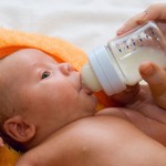 Los riesgos de sobrealimentar con proteínas a los bebés