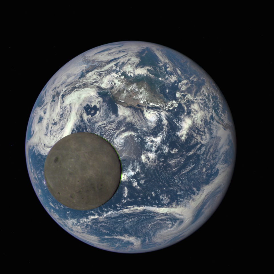 La cara oscura de la Luna, vista desde el espacio, pasando frente a la Tierra- NASA