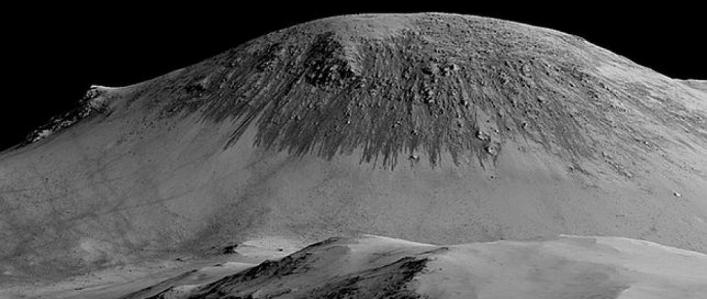 Colina marciana, con características ‘líneas de ladera recurrentes’, por la que podría fluir el agua- NASA, JPL, University of Arizona