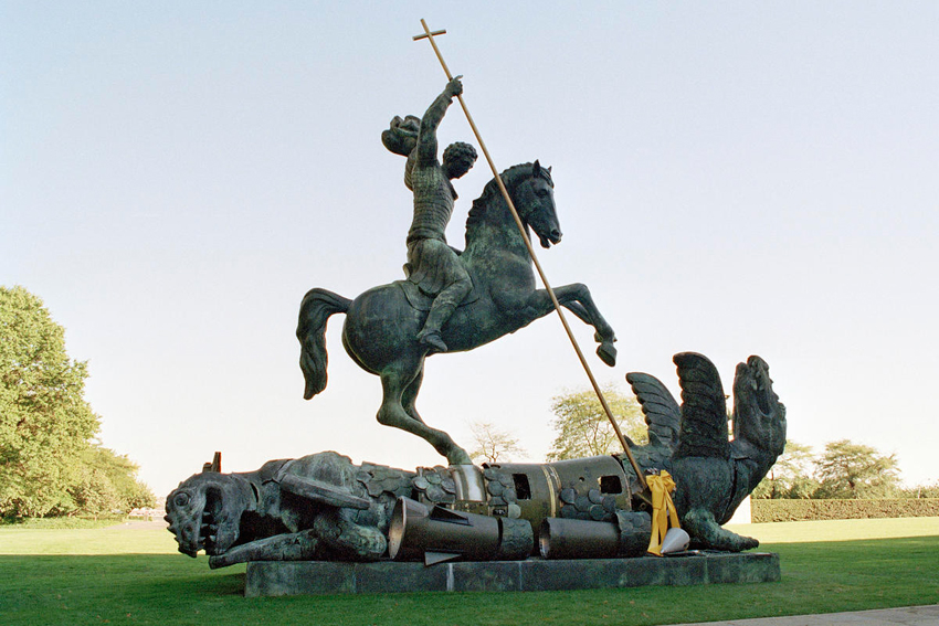 Escultura de San Jorge y el dragón. El dragón está hecho de fragmentos de misiles nucleares soviéticos, SS-20, y estadounidenses, Pershing- Foto ONU, Milton Grant