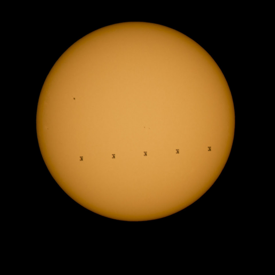 La Estacion Espacial Internacional frente al Sol, 6 de septiembre de 2015- Bill Ingals, NASA