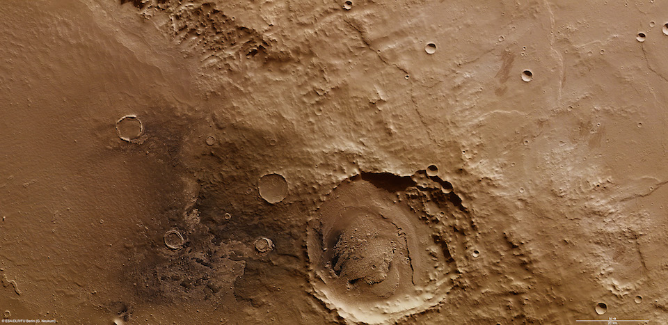 En el borde del cráter Schiaparelli- ESA,DLR,FU Berlin, CC BY, SA 30 IGO c