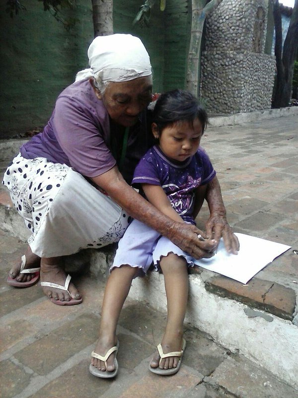 Abuela enseñando a la nieta