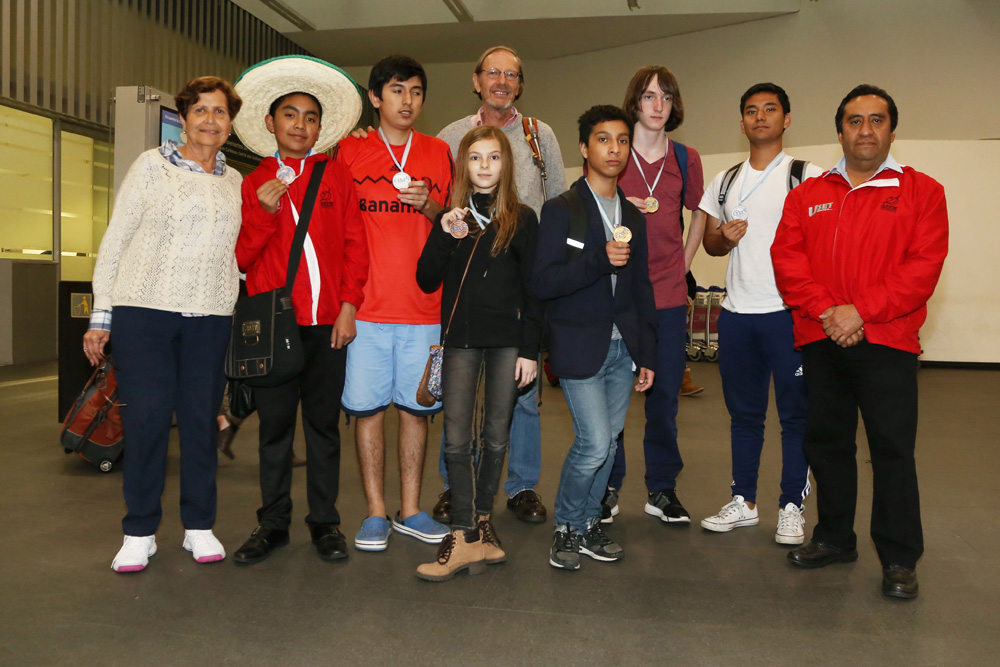 Equipo mexicano muestra las medallas que ganaron en la Olimpiada Rioplatense de Matemáticas