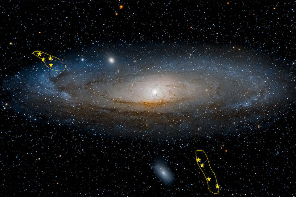 Imagen de Andrómeda donde se han señalado las ubicaciones aproximadas de las dos estructuras mayores: el Espolón del norte (arriba) y la Corriente gigante (abajo a la derecha). / IAA-CSIC