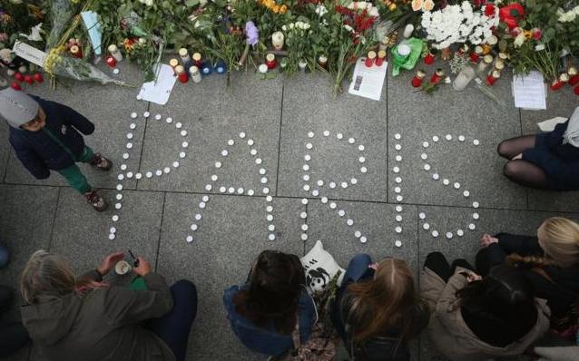 Ofrenda por los actos terroristas en París, 2015