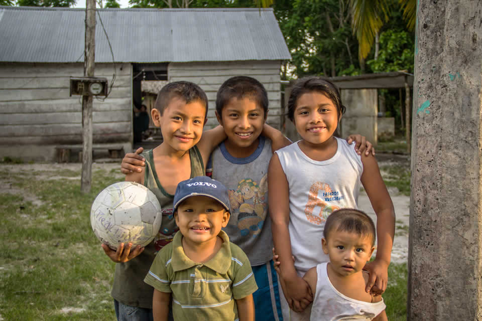 Niños del ejido 20 de Noviembre, en Calakmul, Campeche