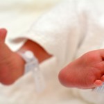 Un ‘baño’ de bacterias vaginales enriquece el microbioma de bebés nacidos por cesárea