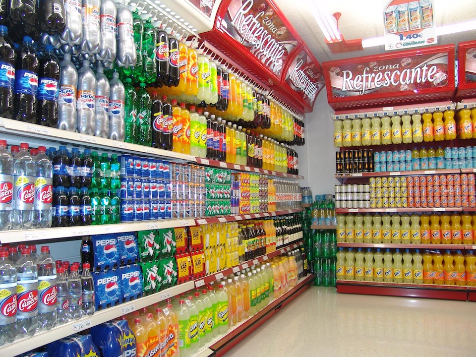 Zona de refrescos en supermercado