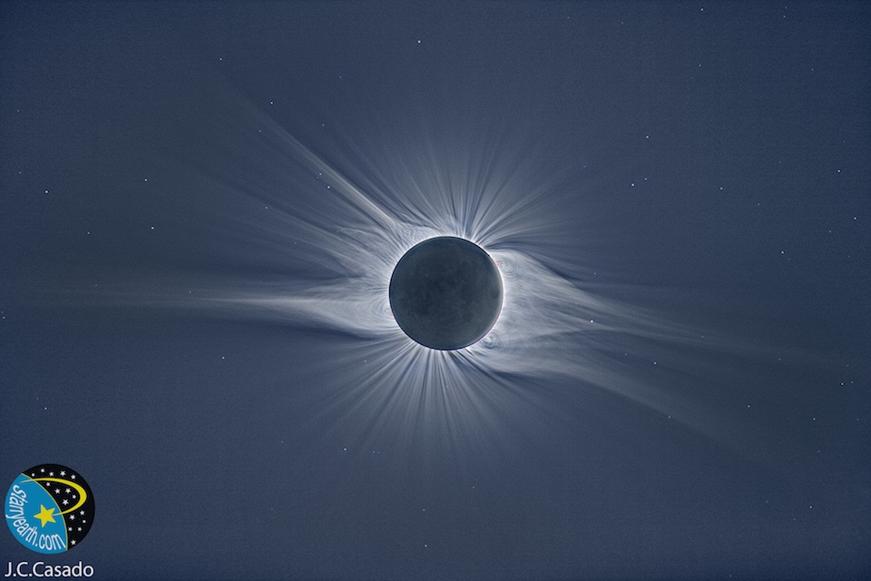 Corona solar y fondo de estrellas en el eclipse del 1 de agosto de 2008- J C Casados, tierrayestrellas-com