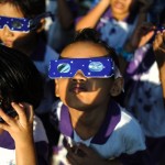 Niños viendo el eclipse de Sol de Indonesia 2016