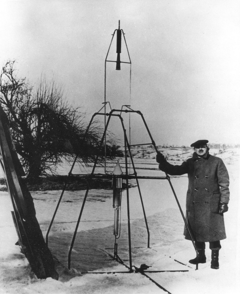 Robert Goddard posa al lado de su primer cohete de combustible líquido antes de su lanzamiento el 16 de Marzo de 1926- Fotografía de Clark University Robert H. Goddard Archive
