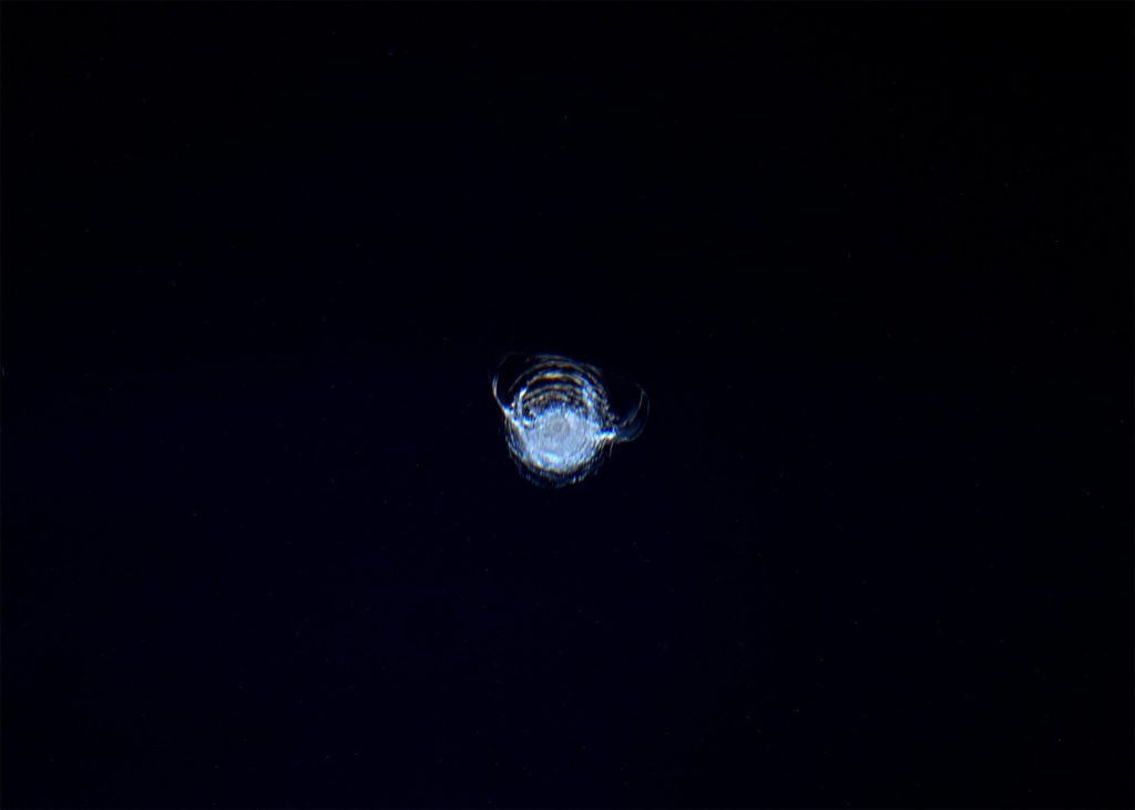 Marca en la cúpula de la Estación Espacial Internacional producida por el golpe de un objeto- Foto astronauta Tim Peake