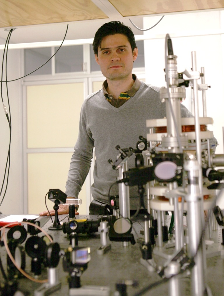 Eduardo Gómez García, en el laboratorio de física atómica