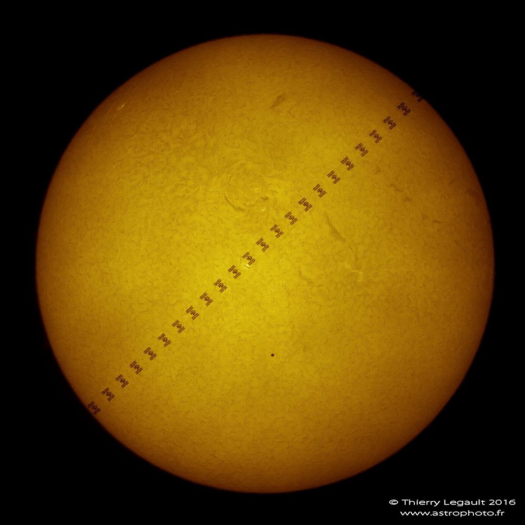 Mercurio y la Estación Espacial Internacional pasando frente al Sol