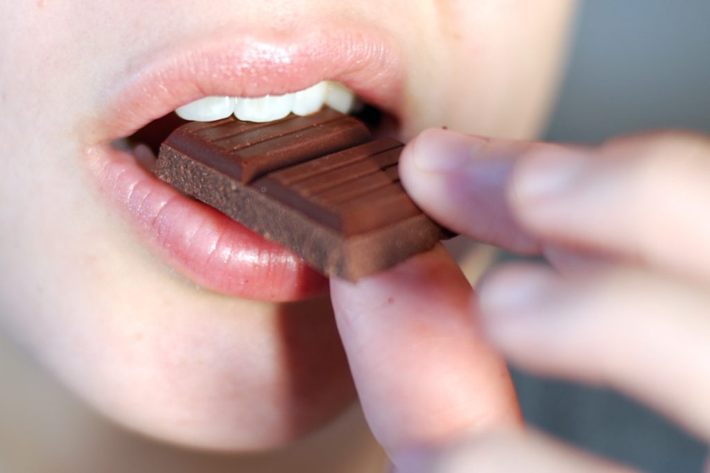 Comer chocolate- Anjuli Ajer