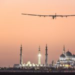 El avión Solar Impulse II, completó la vuelta al mundo, sin consumir una gota de combustible (VIDEO)