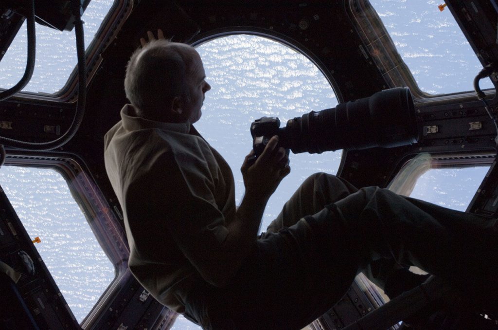 El astronauta Jeff Williams tomando fotografías desde la Estación Espacial Internacional