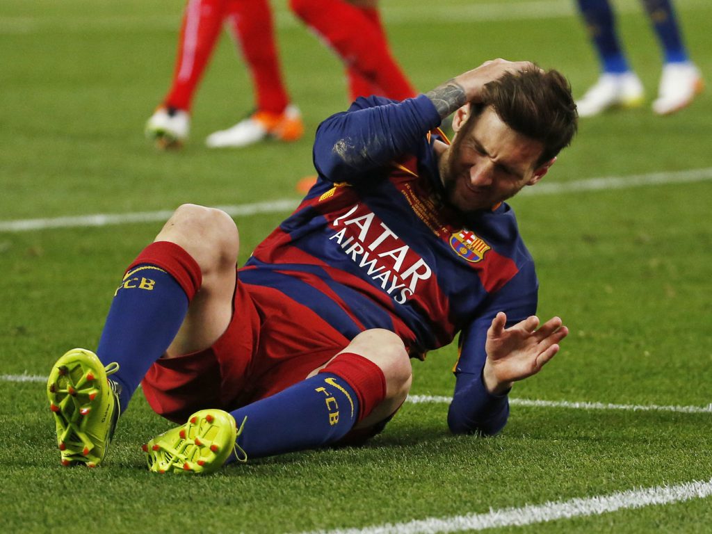 Leonel Messi se queja por golpe en la cabeza