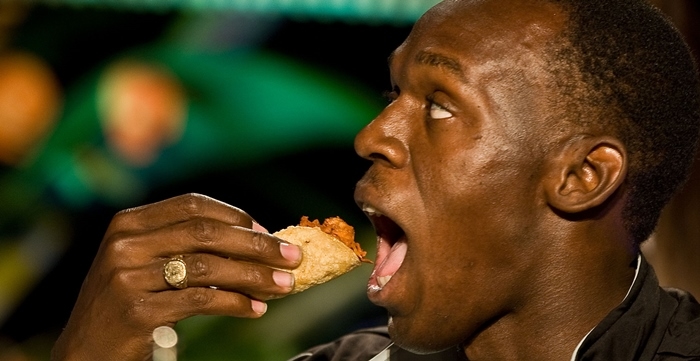 Usain Bolt comiendo un taco