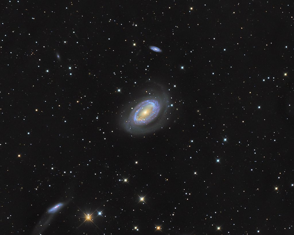 Imagen de la galaxia Mrk1018 tomada por el instrumento MUSE del Very Large Telescope (ESO). Los débiles arcos que rodean la galaxia se deben a la fusión con otra galaxia en un pasado reciente. / ESO / CARS Survey