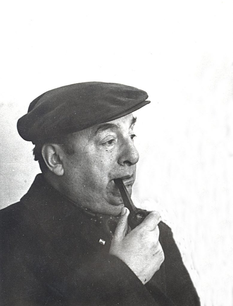 Pablo Neruda con pipa