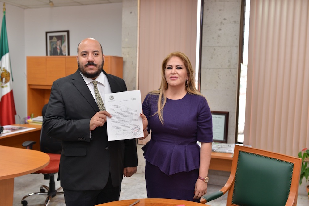 José Ramon Cardeno Shaadi entregó la solicitud de licencia del gobernador Javier Duarte a la diputada Octavia Ortega Arteaga