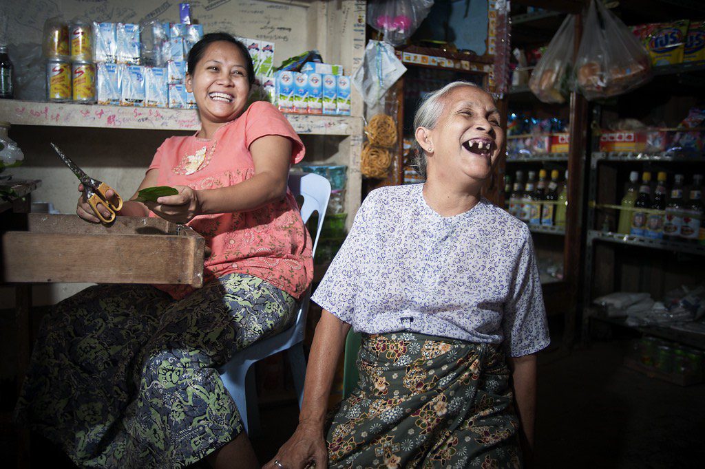 Mujer de 70 años ríe con su familia en el interior de una tienda en Tachilek, Myanmar- Foto Kibae Park, ONU