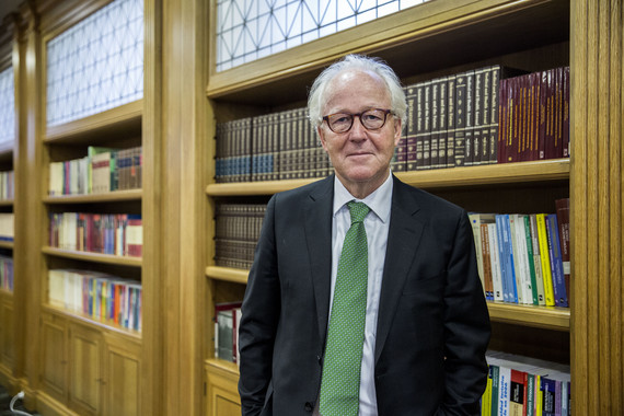 Lars Heikensten, director ejecutivo de la Fundación Nobel, en la biblioteca de la Fundación Ramón Areces. / Olmo Calvo / Sinc