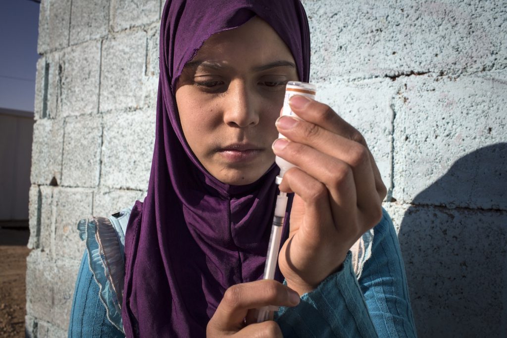 Raghad vive en un campo de refugiados en Jordania. Ella sufre de diabetes tipo 1- Foto OMS, Tania Habjouqa