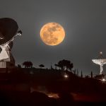 Luna de Invierno, entre antenas de seguimiento de satélites