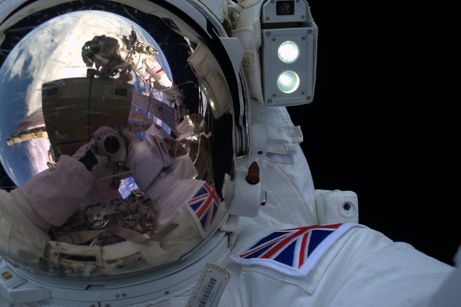 Selfie del astronauta Tim Peake, de la ESA, durante su caminata espacial