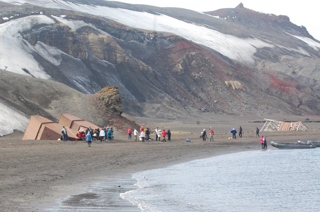 Actividades turísticas en Isla Decepción en la Antártida en 2012- Luis R. Pertierra