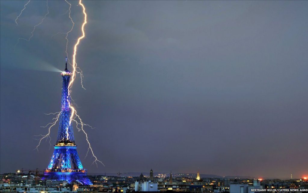 Rayo sobre la Torre Eiffel, Paris- Bertrans Kulik, Caters News
