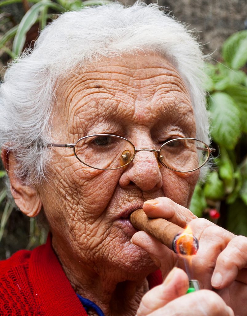 Anciana fumando puro