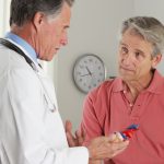 Los pacientes tratados por médicos mayores tienen una mortalidad más alta