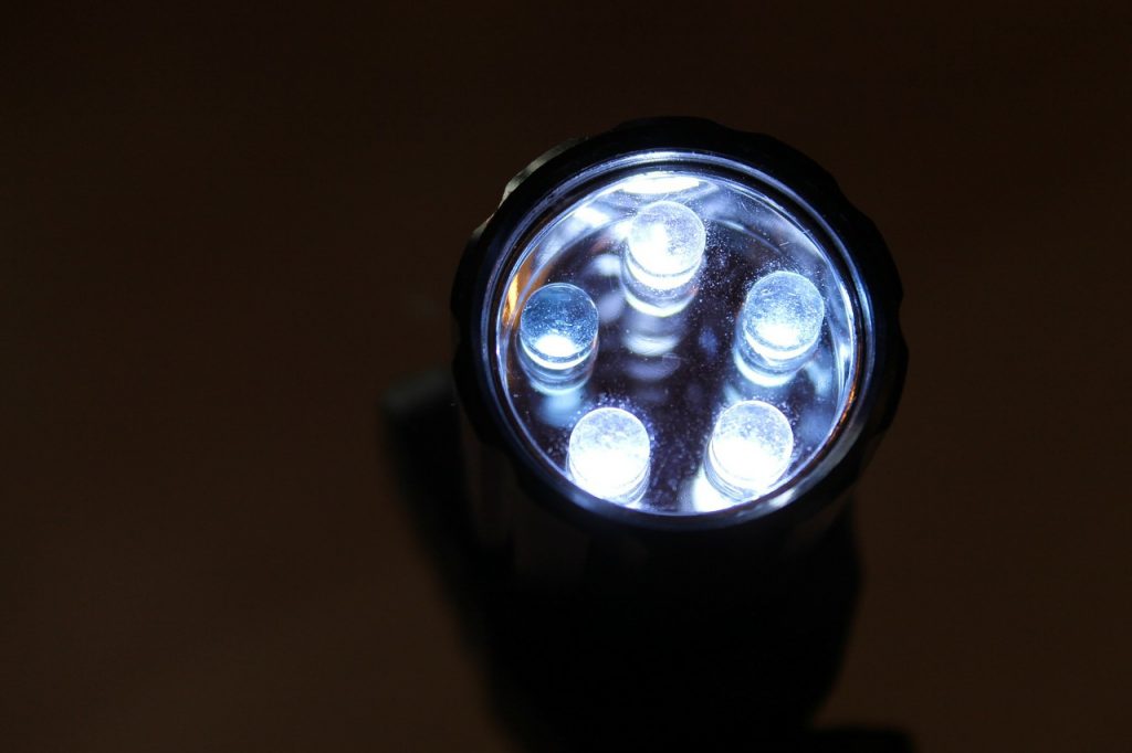 El equipo ha evaluado más de una veintena de tipos de lámparas LED de baja potencia y ha comprobado que su precio no guarda relación con la calidad de su energía. / Pixabay/bykst