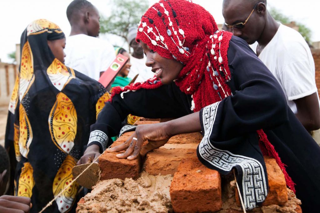 Jóvenes aprender a construir un centro comunitario en Sudán. Albert González Farrán, ONU Foto